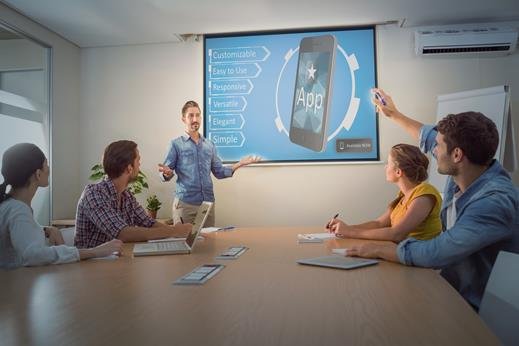 Equipe especializada de uma agência de websites planejando a estrutura de uma app